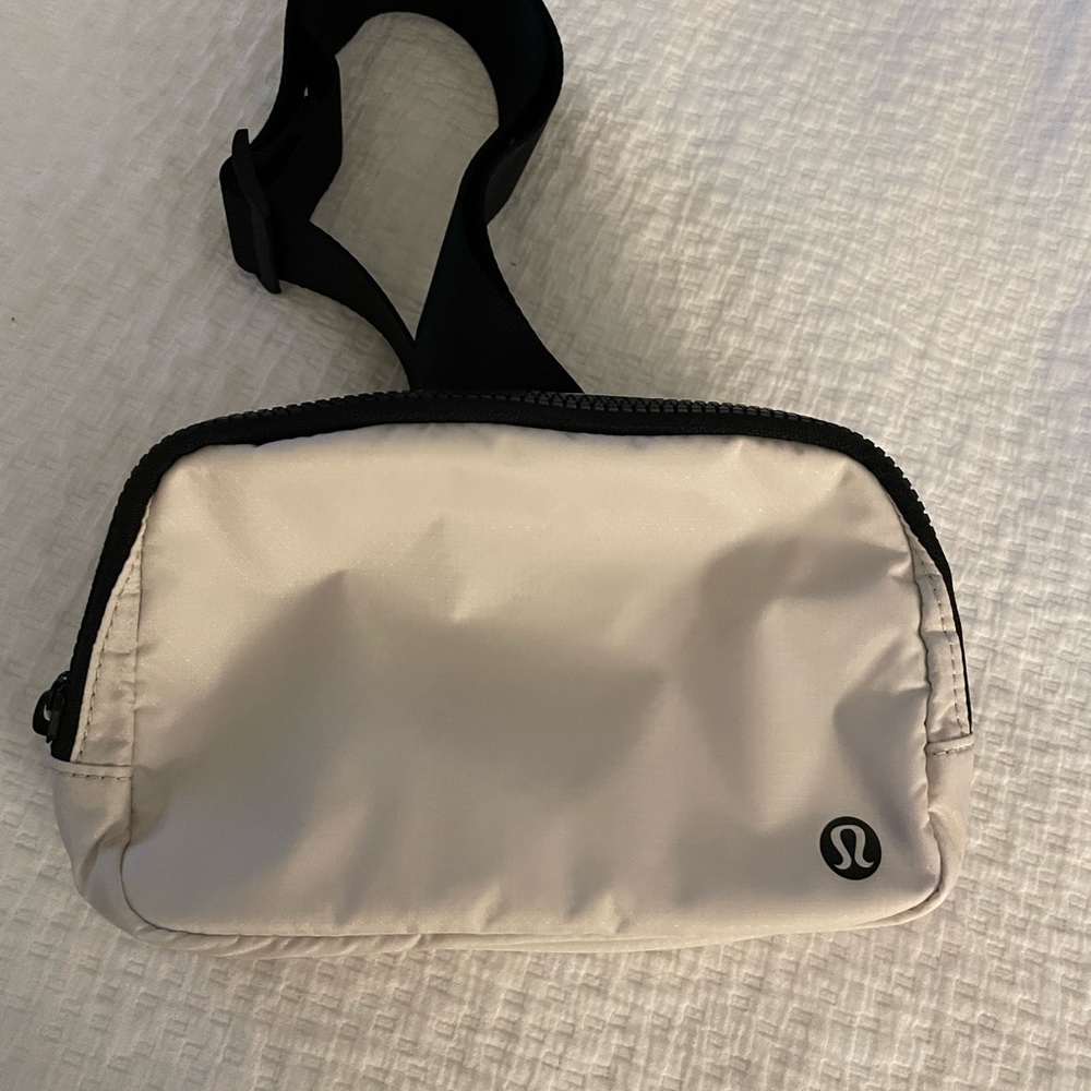 NEW  LULULEMON ATHLETICA WAIST BAG!